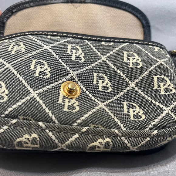 EUC Dooney and Bourke wristlet - Picture 5 of 13